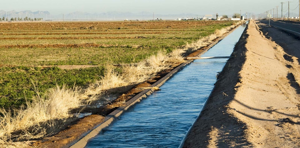 مقایسه کانالهای پیش ساخته هدایت آبهای سطحی و کانالهای انتقال آب